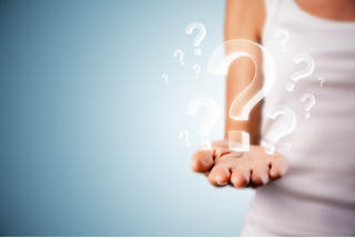 point d'interrogation sur une main tendue
