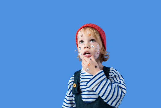 Enfant bonnet rouge qui se questionne